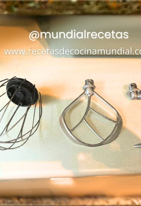 Diferentes accesorios de batidora como varilla globo, paleta mezcladora y gancho amasador.
