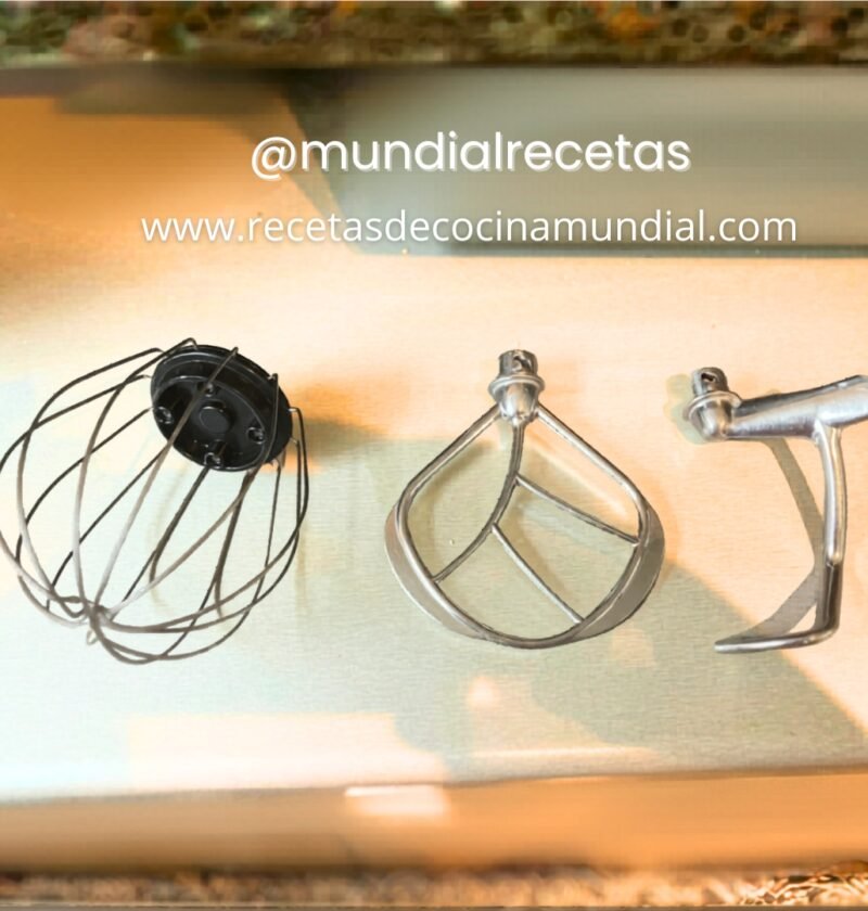 Diferentes accesorios de batidora como varilla globo, paleta mezcladora y gancho amasador.