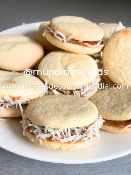 alfajores de maicena rellenos de dulce de leche y decorados con coco rallado