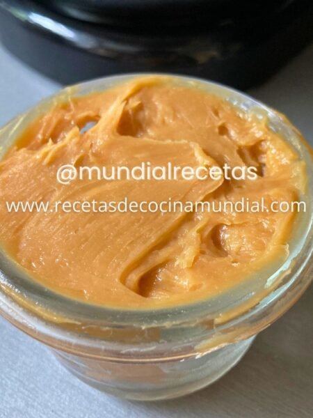 dulce de leche casero elaborado a partir de una lata de leche condensada