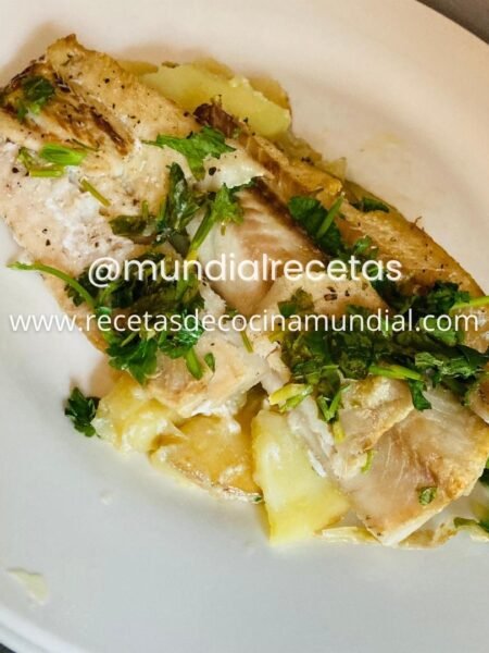 filete de pescado al horno servido sobre papas laminadas con limón y perejil