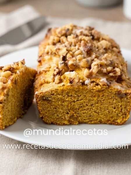 torta de almendras y nueces con glaseado de azúcar decorada con nueces