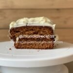 torta de coco con glaseado de mantequilla y vainilla decorada en capas