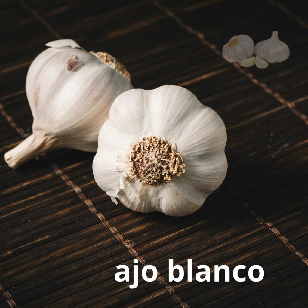 Cabeza de ajo blanco con varios dientes sobre una superficie de madera