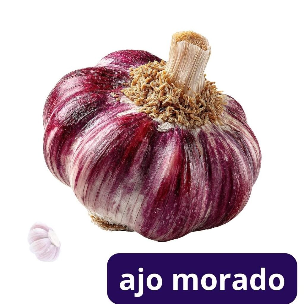 Cabeza de ajo morado con piel púrpura sobre una superficie de cocina