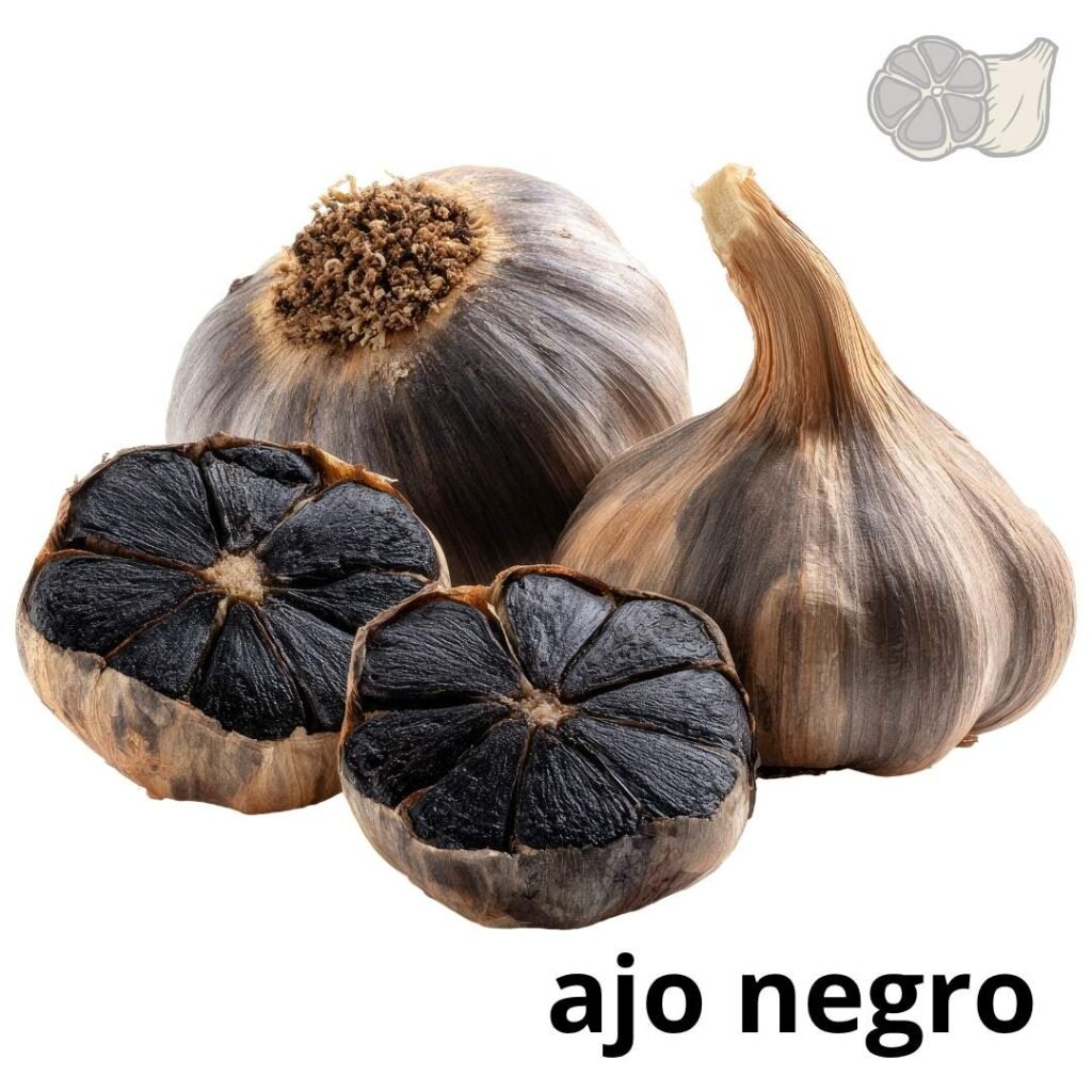 Dientes de ajo negro fermentado con textura cremosa sobre una tabla de madera