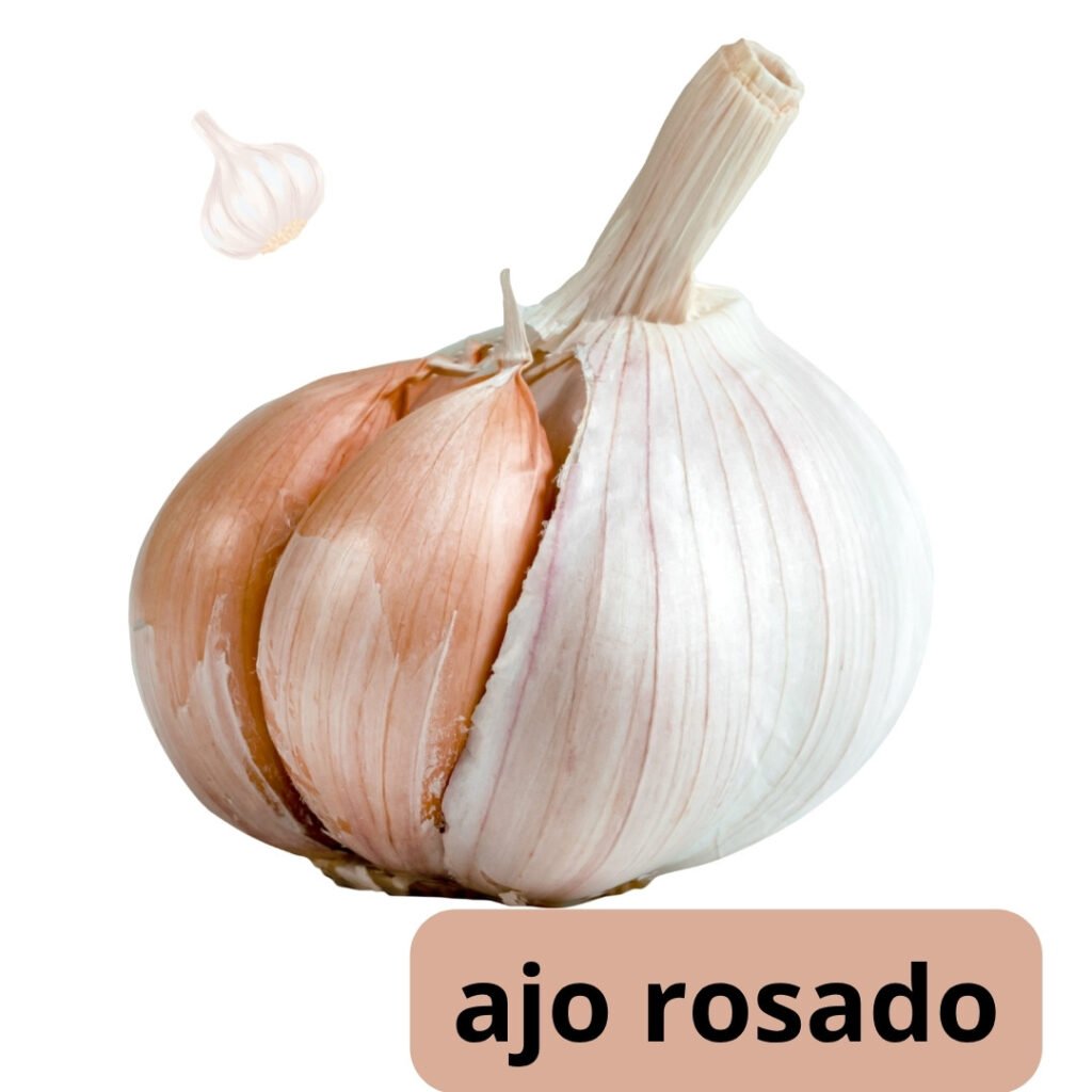 Cabeza de ajo rosado con piel de tonos rosados sobre una mesa de madera