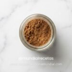 Mezcla de Baharat elaborada con siete especias tradicionales de Oriente Medio presentada en un cuenco de madera junto a las especias utilizadas para su preparación.