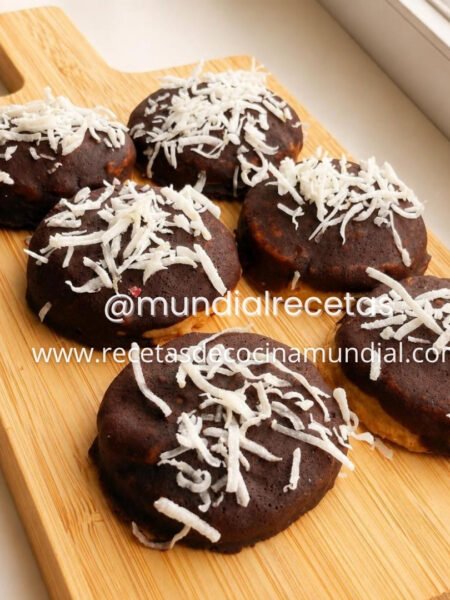 Galletas de coco caseras con cobertura de chocolate decoradas con coco rallado.