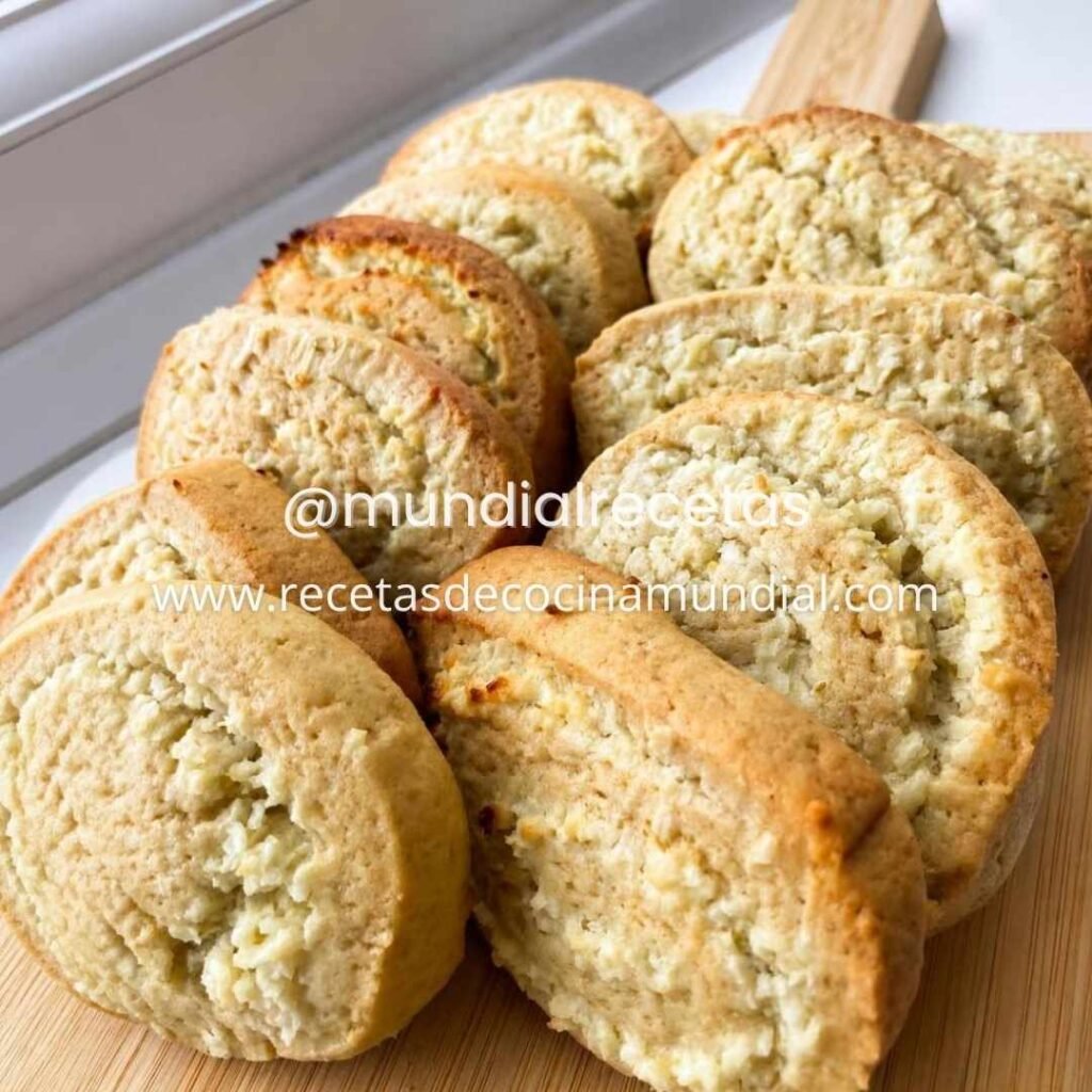 Galletas espiral de coco y limón recién horneadas, con el relleno en espiral perfectamente definido y listas para servir.