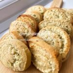 Galletas espiral de coco y limón recién horneadas, con el relleno en espiral perfectamente definido y listas para servir.