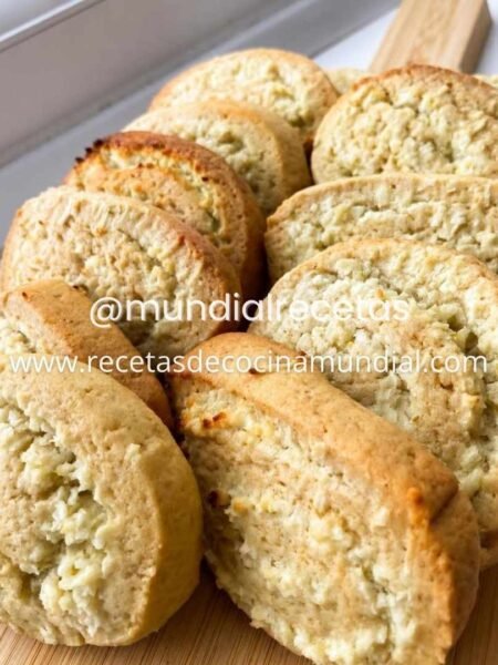 Galletas espiral de coco y limón recién horneadas, con el relleno en espiral perfectamente definido y listas para servir.