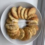 Galletas caseras con fideos de chocolate recién horneadas servidas en un plato listas para disfrutar.