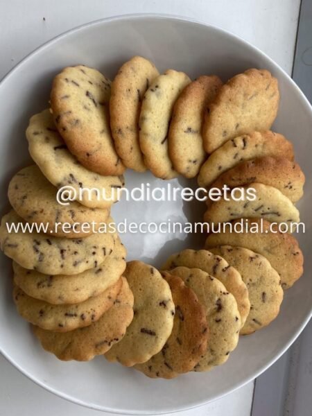 Galletas caseras con fideos de chocolate recién horneadas servidas en un plato listas para disfrutar.