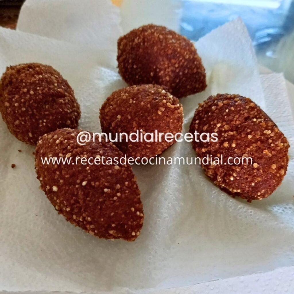 Kibbe frito tradicional servido en un plato con su característico exterior dorado y crujiente.