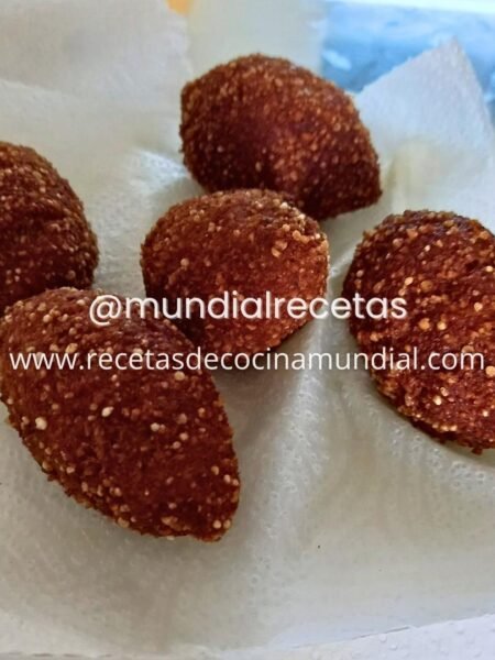 Kibbe frito tradicional servido en un plato con su característico exterior dorado y crujiente.