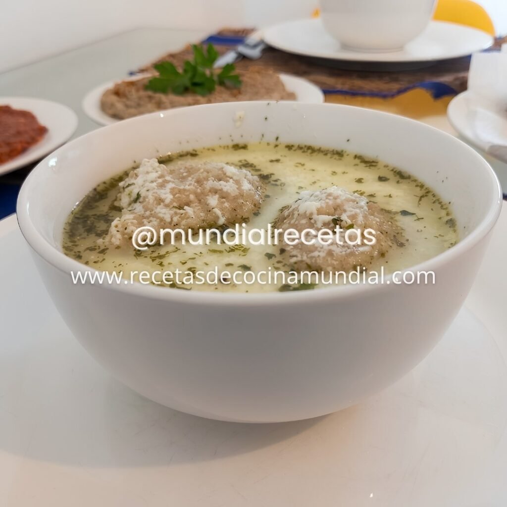 Variante de Kibbeh Labanieh servido en un plato hondo con sopa cremosa de yogur, arroz y kibbe para freir tradicional.