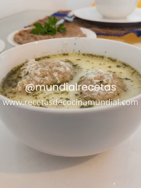 Variante de Kibbeh Labanieh servido en un plato hondo con sopa cremosa de yogur, arroz y kibbe para freir tradicional.