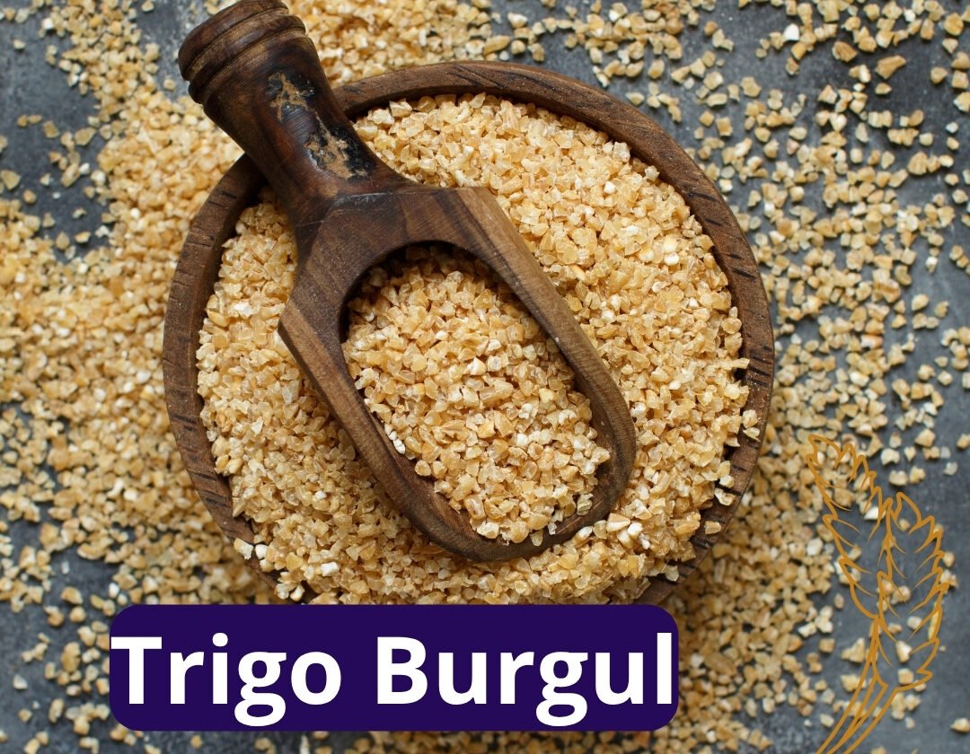 Granos de trigo burgol o bulgur en un recipiente de madera, ingrediente tradicional utilizado para preparar kibbeh, tabulé y otras recetas de Oriente Medio.