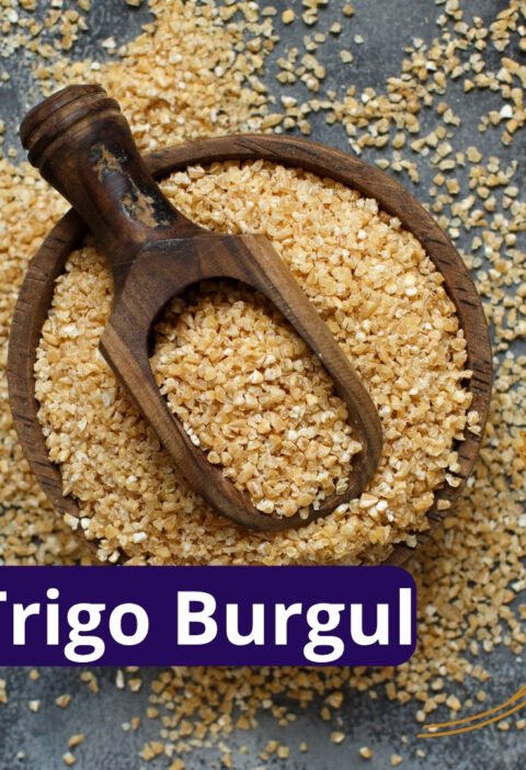 Granos de trigo burgol o bulgur en un recipiente de madera, ingrediente tradicional utilizado para preparar kibbeh, tabulé y otras recetas de Oriente Medio.