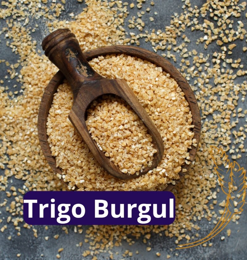 Granos de trigo burgol o bulgur en un recipiente de madera, ingrediente tradicional utilizado para preparar kibbeh, tabulé y otras recetas de Oriente Medio.